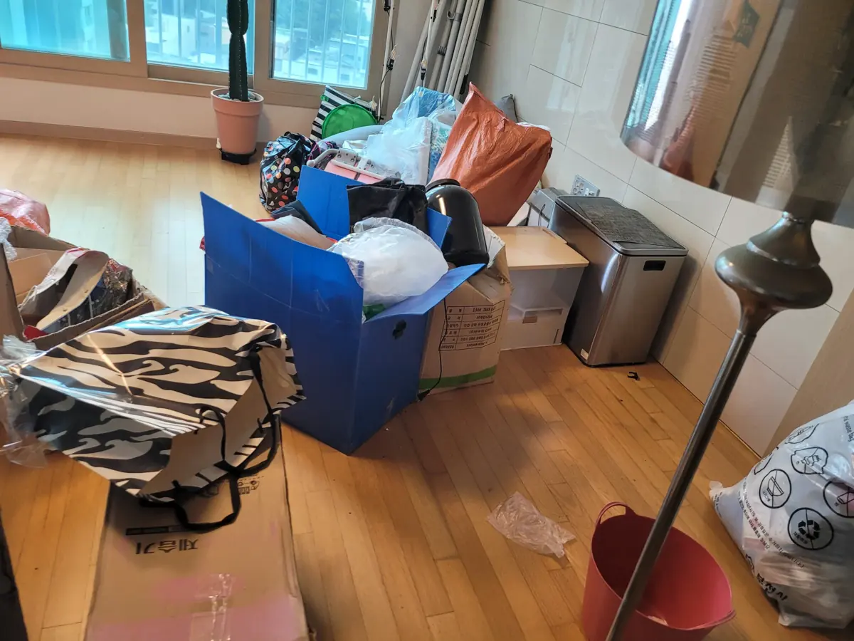 집 안 곳곳에 쌓인 생활물품 현장