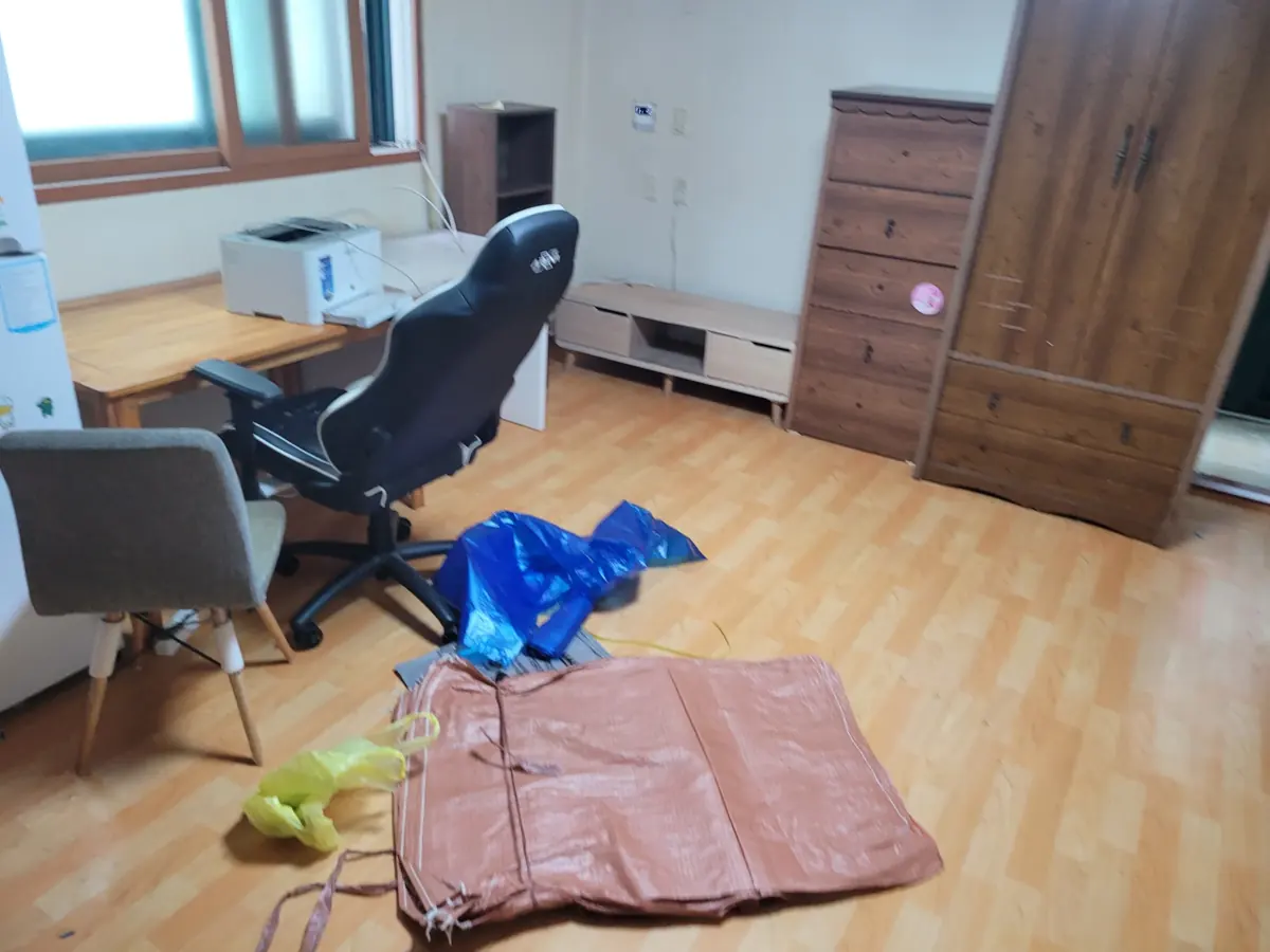 대형가구와 생활물품이 함께 있는 방의 작업 전·후 중 작업 전 모습