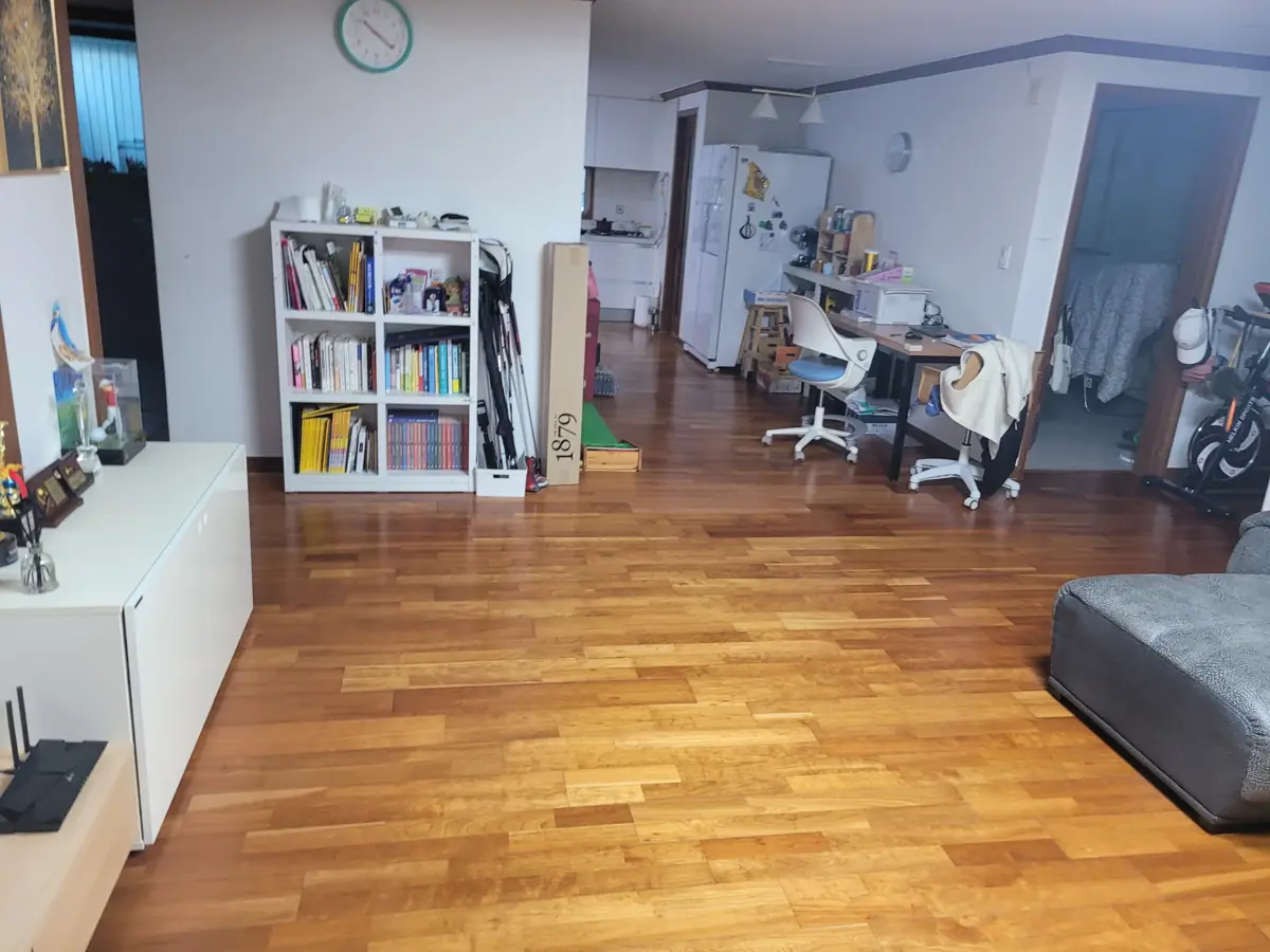 이사 전 물품이 모여 있던 거실의 작업 전·후 중 작업 후 모습