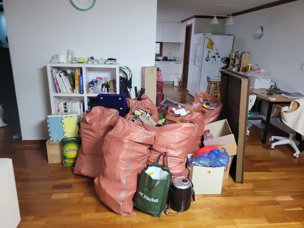 이사 전 물품이 모여 있던 거실의 작업 전·후 중 작업 전 모습