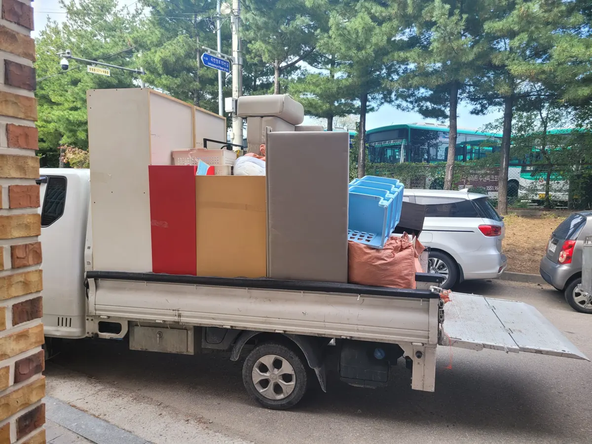 서울·경기 집정리 현장에서 가구와 물품을 차량 적재함에 실어 반출하는 작업